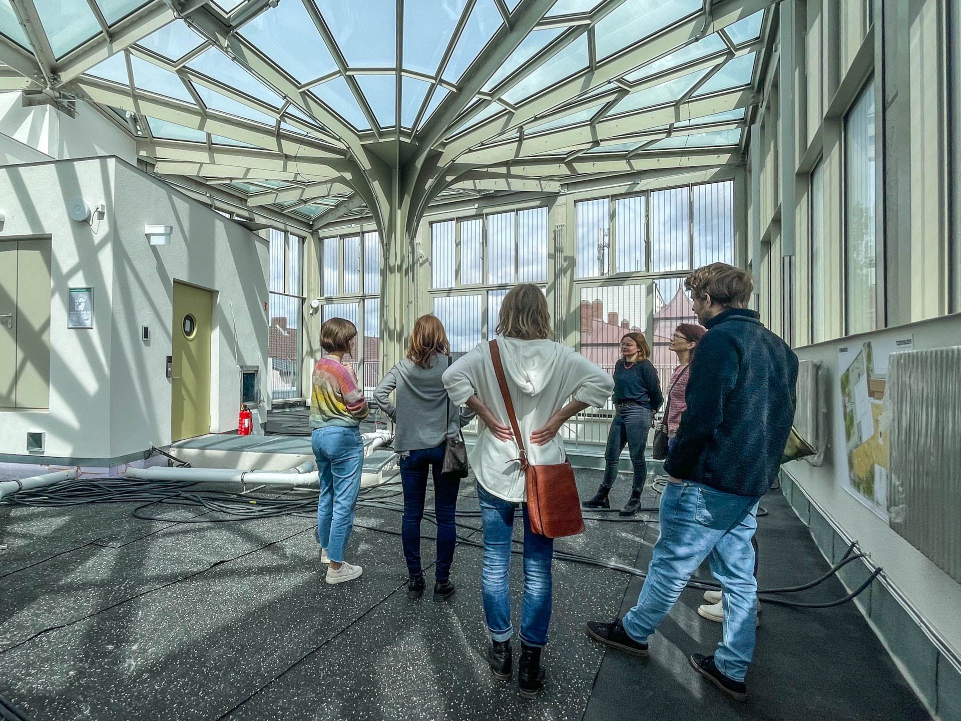 Besichtigung der oberen Etage im Sternenhaus kurz vor Fertigstellung